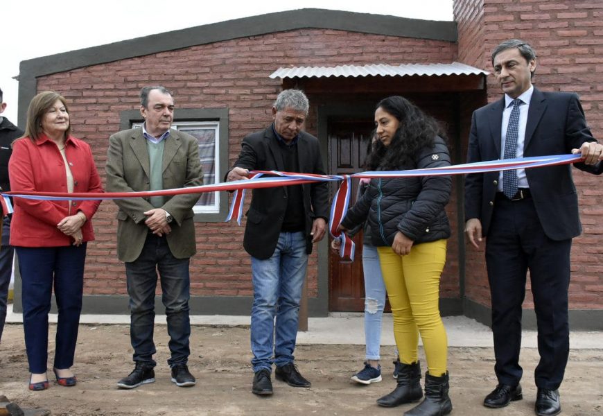 Entrega de 12 Viviendas Sociales en Dpto. Juan Felipe Ibarra